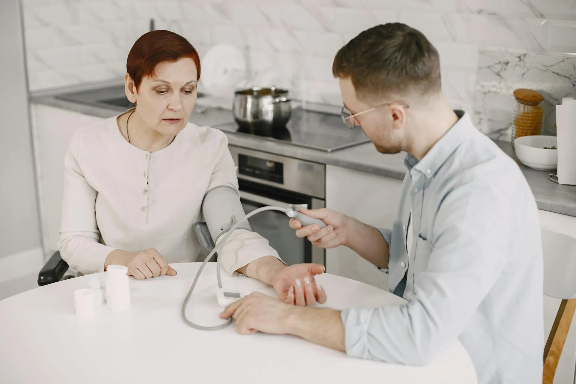 Especialista enseñando hábitos de ergonomía visual